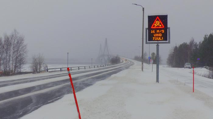 Lumipyryä Merenkurkussa Raippaluodon sillan luona.