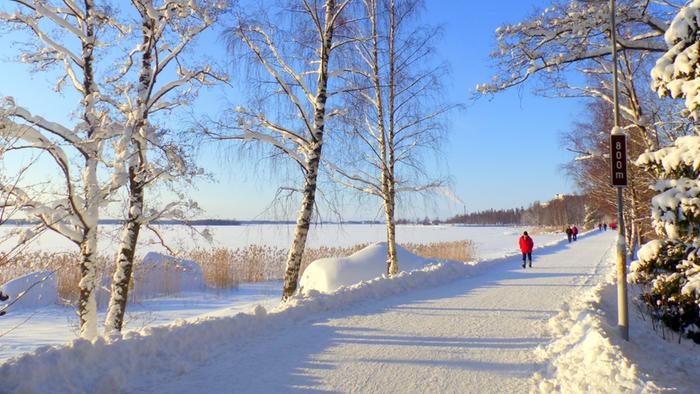 Talvisäätä Talvista auringonpaistetta ja lunta Vaasassa.