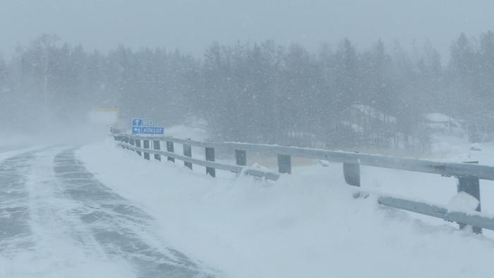 Lumipyry ja pöllyävä lumi huononsivat ajokeliä Pohjanmaalla helmikuussa 2021.