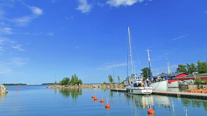Elokuun aurinkoa Tyyni satama Uudessakaupungissa.