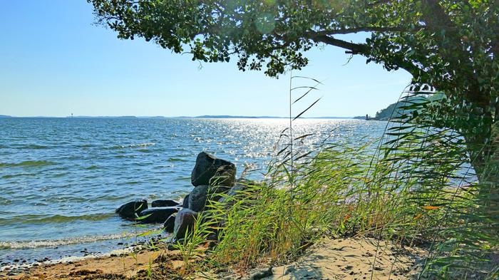 Elokuun aurinkoa Elokuun aurinkoa ja kevyttä tuulta merenrannalla.