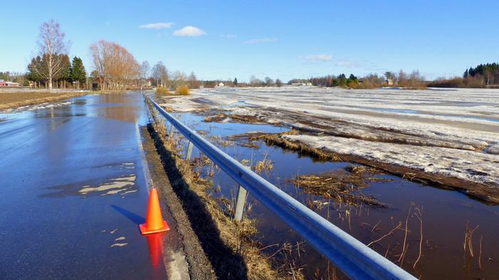 Tulvavesiä tiellä Vähässäkyrössä.