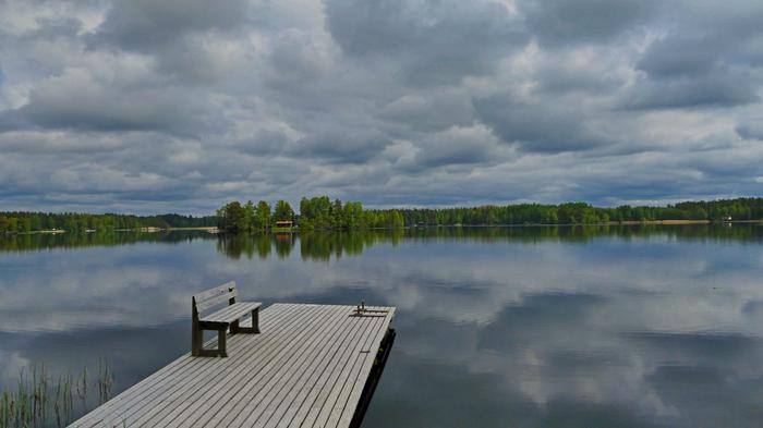 Tumma taivas tyynen veden yllä.