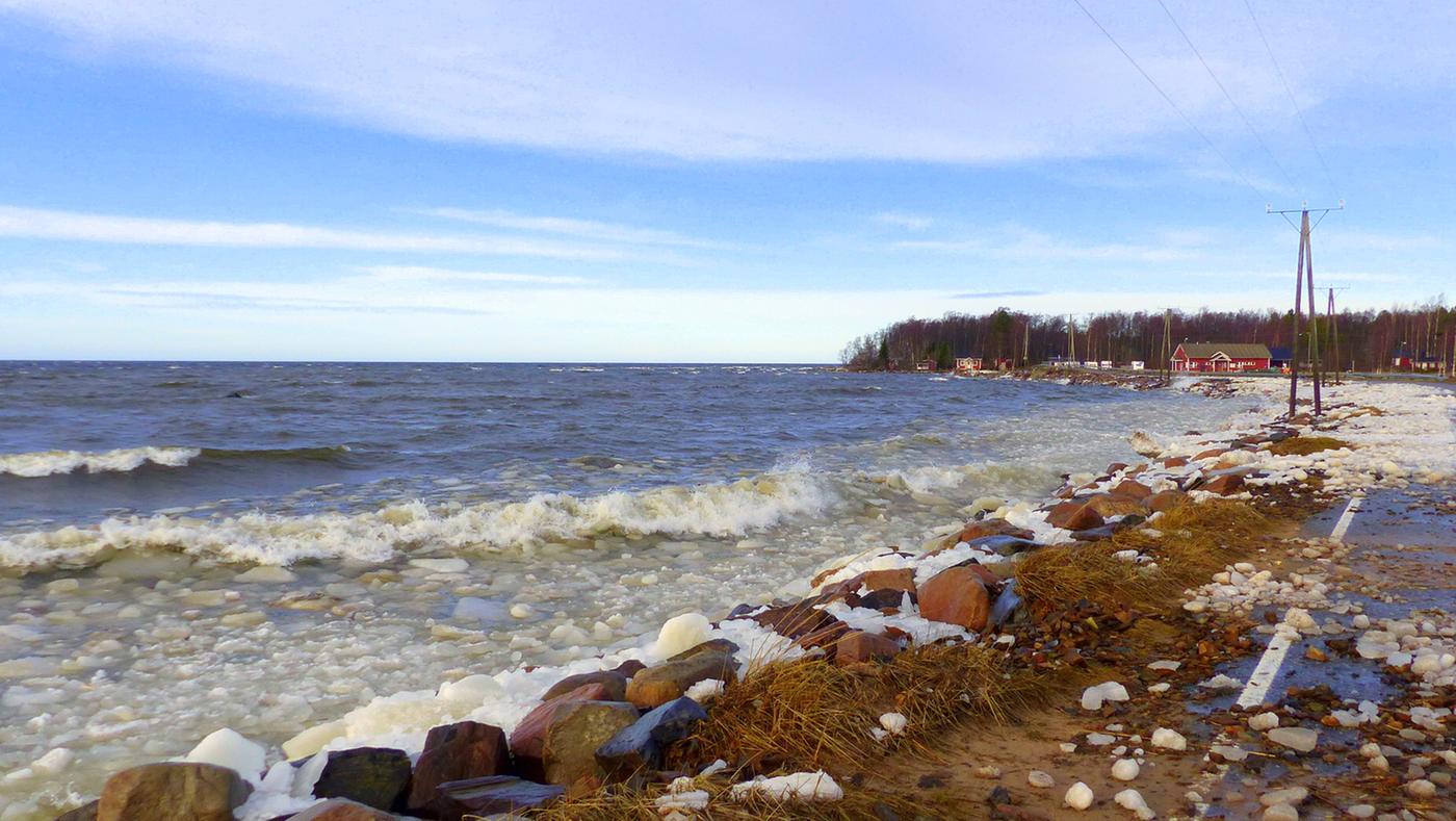 Kova aallokko rikkoi jääpeitteen ja heitti sitä ajoväylälle Lohtajan edustalla Pohjanmaalla Dennis-myrskyn aikana.