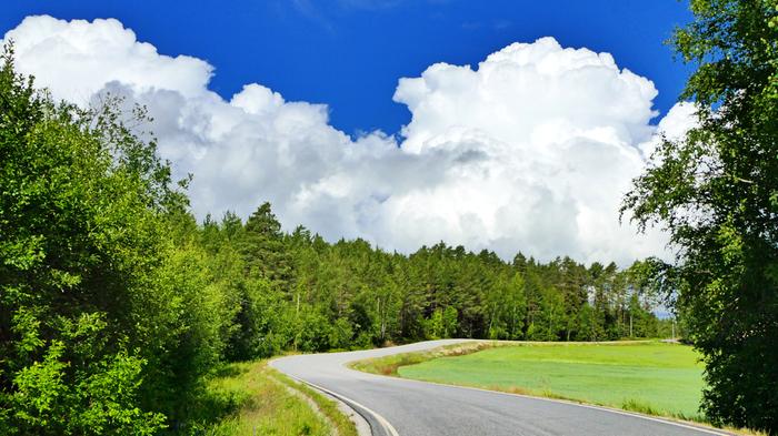 Kumpupilvet Tie on käymässä kohti hetkellistä lämpenemistä, mutta viikon mittaan matkaan mahtuu myös sadekuuroja ja -alueita ukkosineen. Välillä aurinkokin tervehtää sateiden ja pilvien välistä.