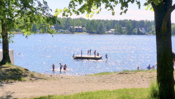Kesäistä lämpöä ja uimareita Vaasassa.