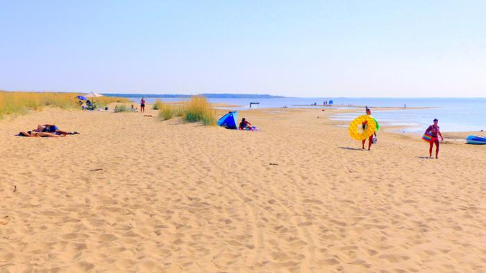 Lämmin sää houkutteli rannalle ja veden ääreen.