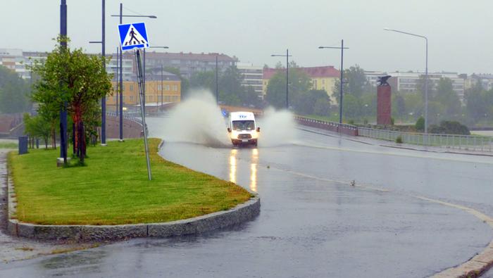 Runsas sade voi synnyttää tielle suuria lammikoita. 