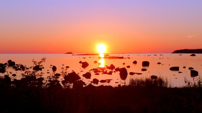 Juhannusyön aurinko Lohtajalla.