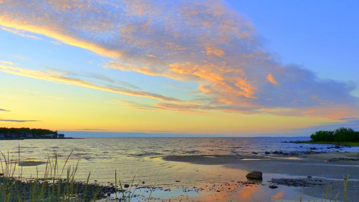 Juhannusaattoillan värejä meren äärellä