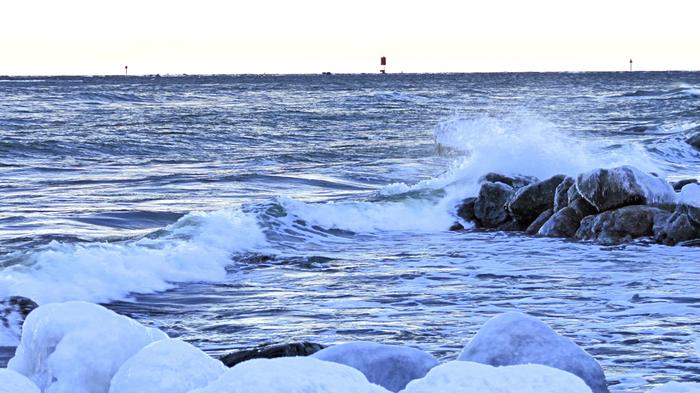 Tuulta ja aaltoja Meri tyrskyää Pyhärannassa.