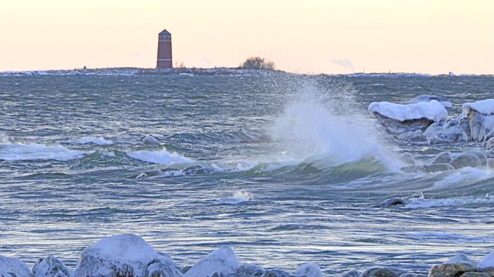 Tuulta ja aaltoja Pyhärannassa.