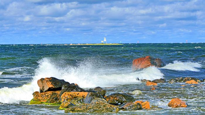 Tuuli nostattaa aallokkoa.