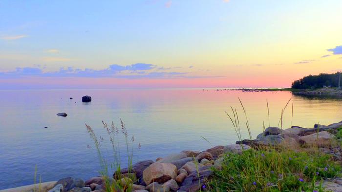 Helleilta meren äärellä.