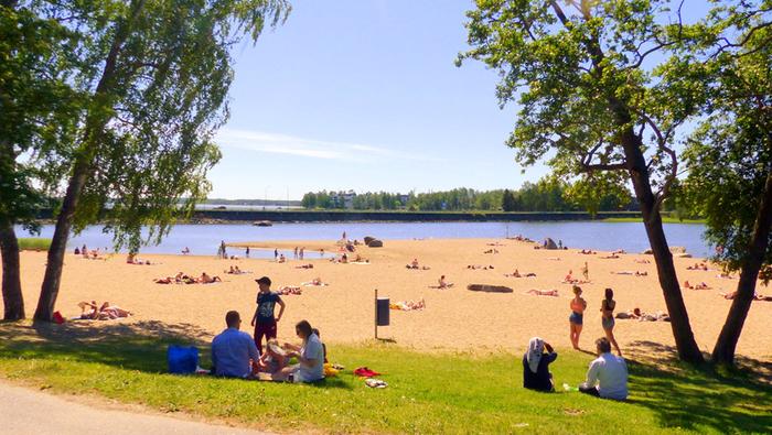 Lämmin sää houkutteli rannalle Vaasassa.