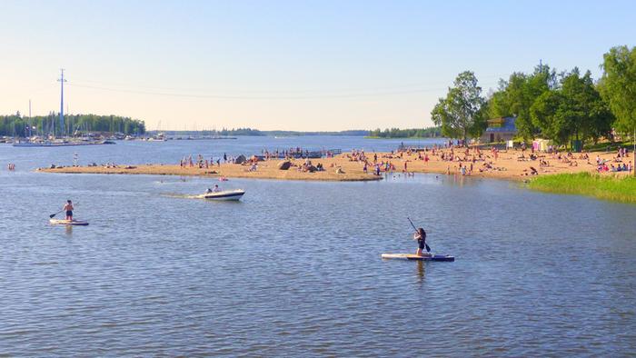 Lämpö houkutteli ihmisiä rannalle kesäkuussa 2020 Vaasassa.
