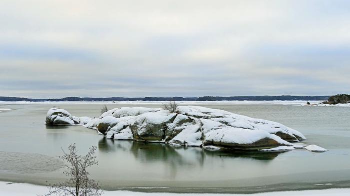 Pilvinen pakkassää jatkuu koko maassa. Lumisateita tulee eri puolilla maata, mutta määrät ovat vähäisiä.