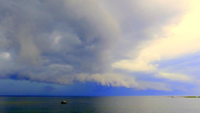 Synkät ukkospilvet vyöryvät mereltä kohti Pohjanmaata.