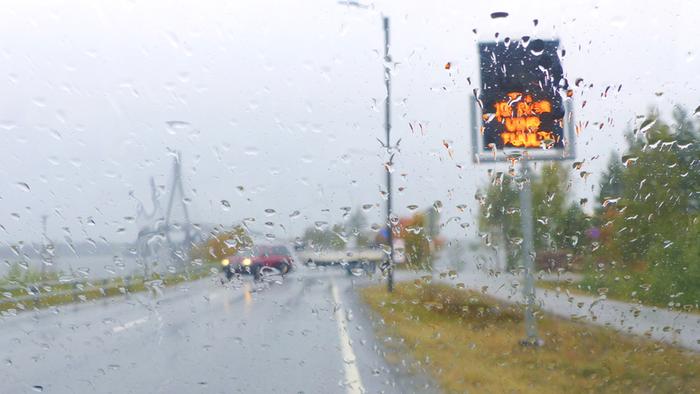 Syyskuun sadetta ja tuulta Raippaluodon sillan kupeessa.