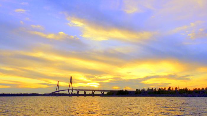 Raippaluodon silta Värikäs taivas ja Raippaluodon silta.