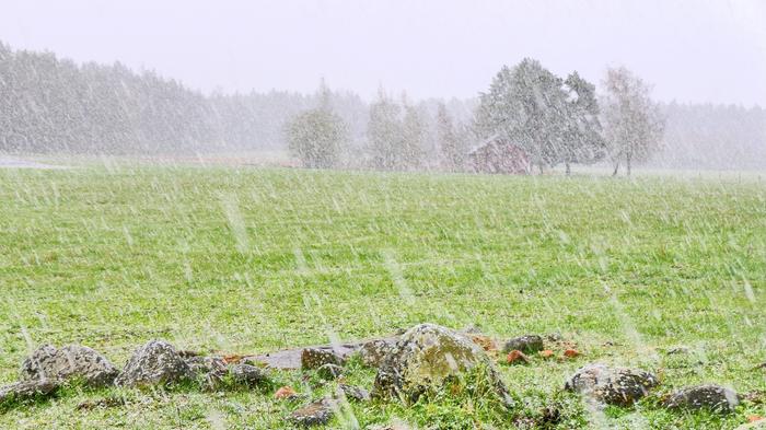 Lounaisessa Suomessa satoi paikoin lunta ja räntää vappuaattona 2025.