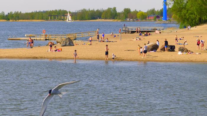 Lämmin sää sai ihmiset rannalle Vaasassa toukokuussa 2019.