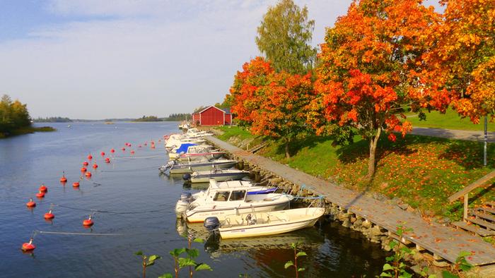 Ruska venelaiturilla Ruskaa ja veneitä Vaasassa.