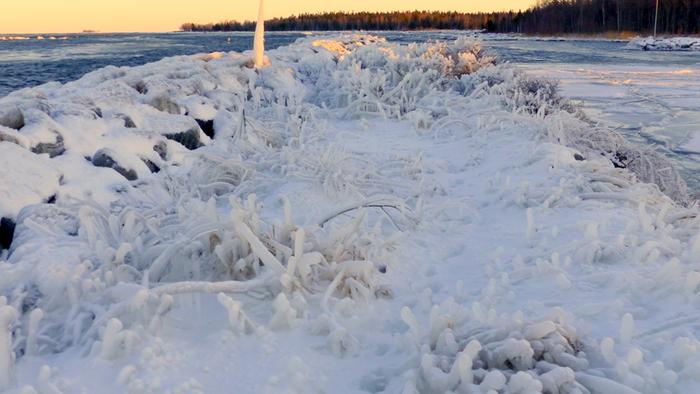 Joulukuu on alkanut eri puolilla Suomea hyytävän kylmänä, mutta loppuvuosi näyttää lauhemmalta.