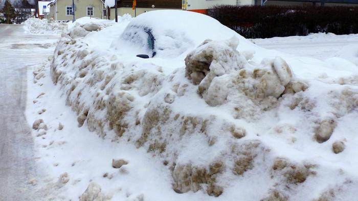 Lumi oli haudannut auton Vaasassa helmikuussa 2022.