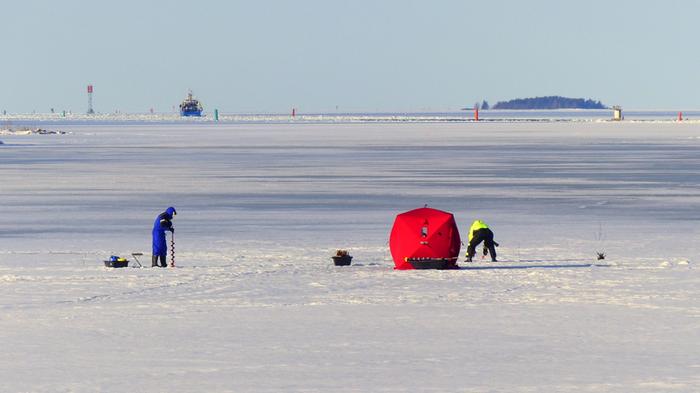 Pilkkijöitä merijäällä Pohjanmaan rannikolla.