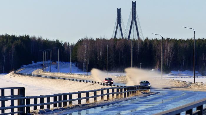 Vetisiä teitä Suojasää ja auringon paiste sulattavat lunta ja jäätä, mutta öiset pakkaset jäädyttävät vetiset pinnat. Varovaisuutta talvilomaliikenteessä!