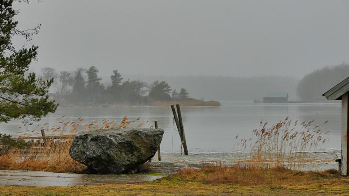 Etelätuuli toi lauhaa ja kosteaa ilmaa, mikä näkyi sumuisena ja tihkusateisena säänä.