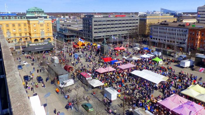 Väkeä vapputorilla Vaasassa.