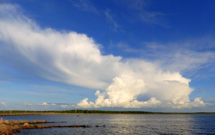 Illalla taivaalla purjehtivat päivän jäljiltä komeat kumpupilvet.