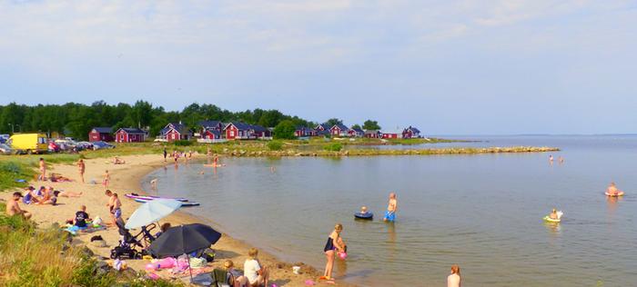 Helle houkutteli ihmisiä uimarannalle.