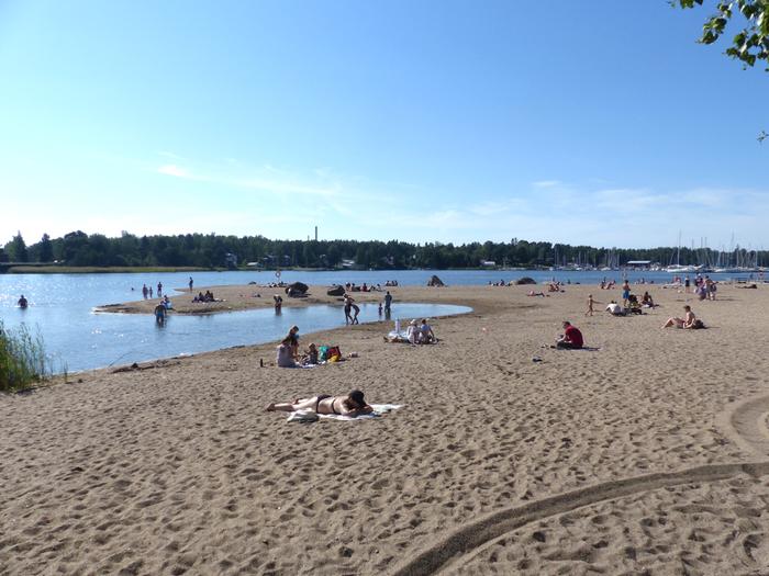 Helle houkutti rannalle Vaasassa elokuussa 2022.