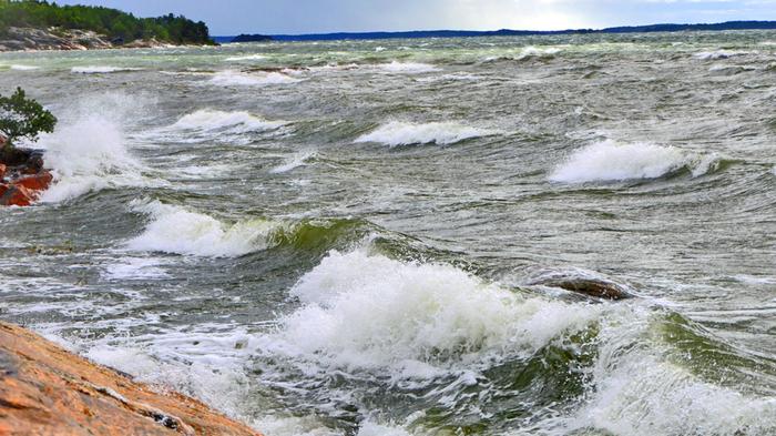 Tuuli nostatti aaltoja merellä Kustavissa elokuussa 2023.