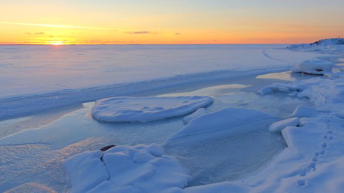 Talvimaisema Pakkasta ja auringonsäteitä Lohtajalla.