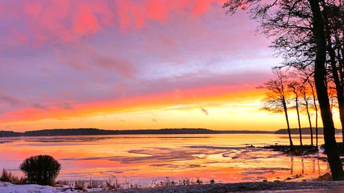 Värikäs helmikuun ilta Uudessakaupungissa.