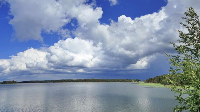 Kesäsäätä Tummuvia pilviä meren yllä Uudessakaupungissa.