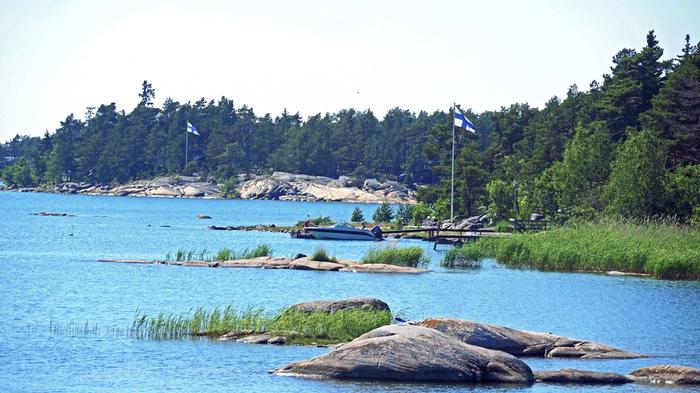 Suomen liput liehuivat juhannuspäivänä 2022 aurinkoisessa ja lämpimässä säässä Uudessakaupungissa.