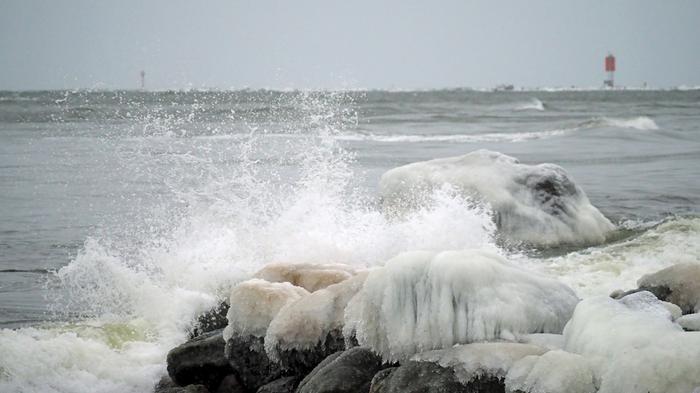 Marraskuinen myrsky nosti aaltoja ja pärskeitä Pyhärannassa.