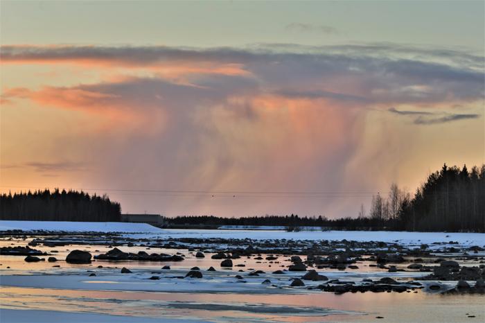 Lumikuuro Oulujoella.