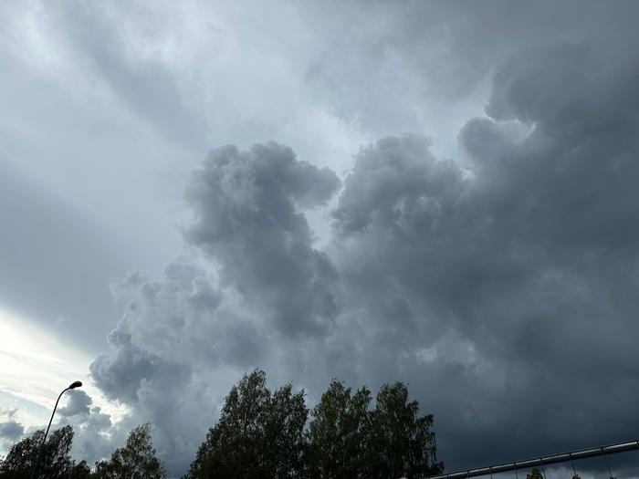 Sade- ja ukkoskuuroja Helsingin taivaalla.