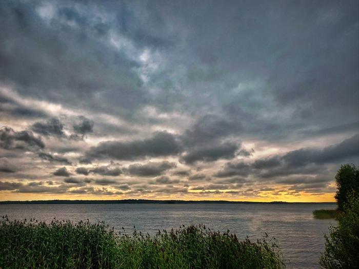 Pilviä meren yllä Pilviä meren yllä.