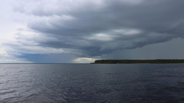 Tummia pilviä Oulujärven yllä kesäkuussa 2022.