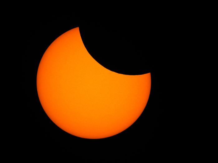 Auringonpimennyksen aikaan kuu on Maan ja Auringon välissä. Suomessa koettiin osittainen auringonpimennys 10. kesäkuuta 2021.