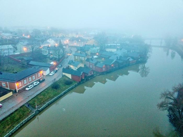 Sumuinen ja hämärä Porvoo lähellä talvipäivänseisausta.