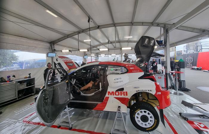 Rovanperän auto huollossa Kalle Rovanperän autoa huolletaan Uuden-Seelannin rallissa 2022.