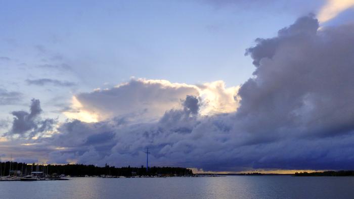 Heinäkuun mittaan sateita on yhä liikkeellä, mutta matalapaineiden jatkuva myllerrys hellittänee.